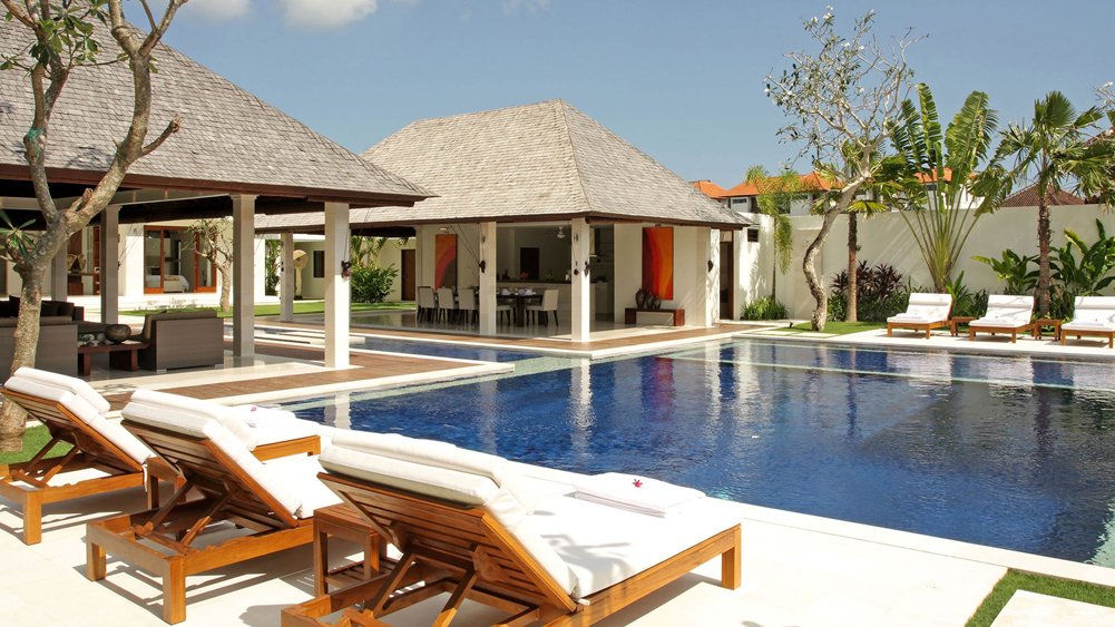 Villa Asante - Pool and sun loungers